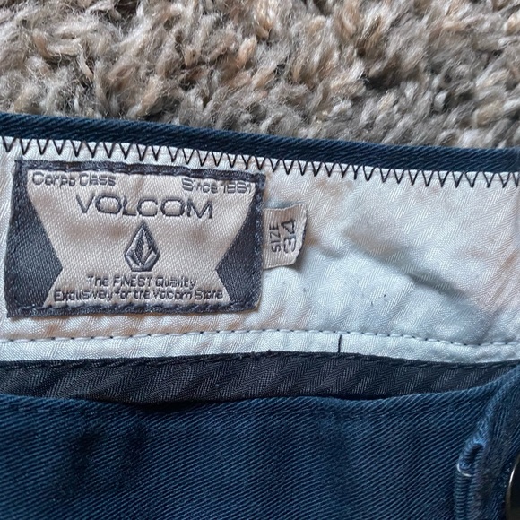 Volcom Vmonty shorts and wallet - Picture 3 of 7
